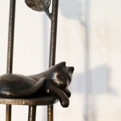 Kot na krześle; Kot na krześle brąz, marmur, wym. 21x10x4 cm