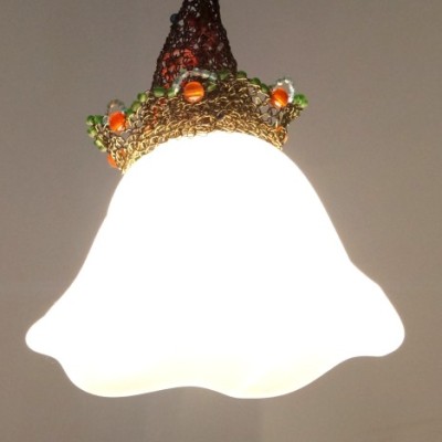 Lampa kwiatowa z sufitu; upleciona z drutu  mosiężnego, szkło, koraliki kryształowe wym. 57x16x16 cm